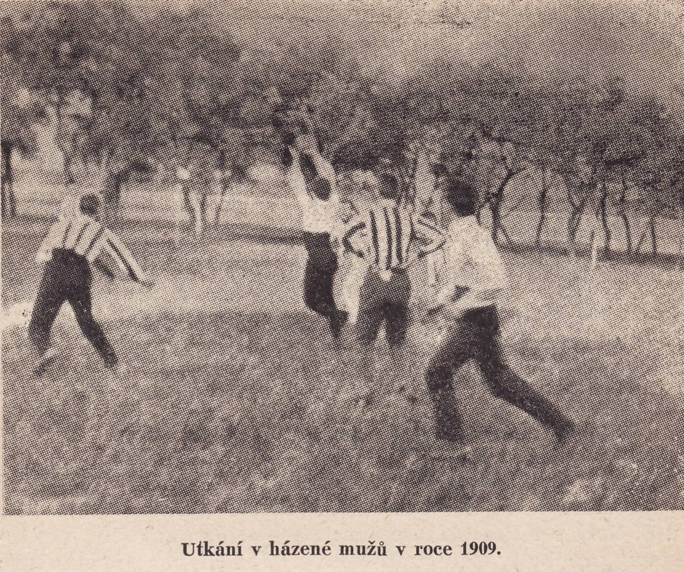 Jedno z prvních utkání v české házené mužů se odehrálo v roce 1909.