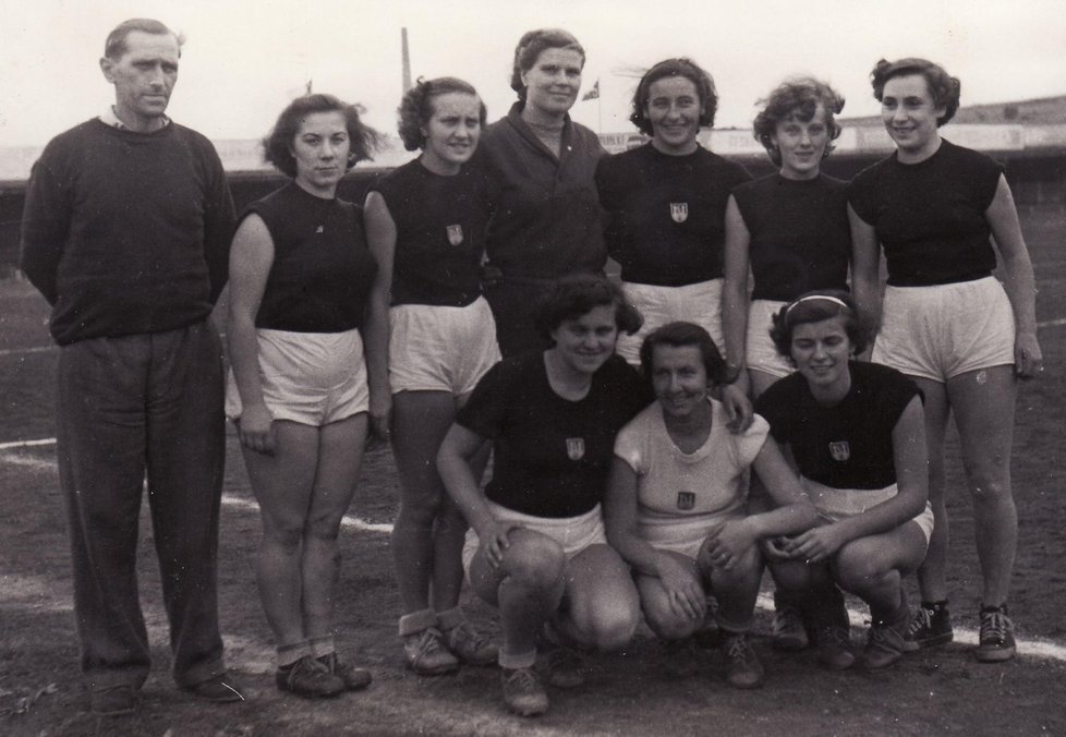 Pozdější olympijská vítězka v hodu oštěpem Dana Zátopková byla v roce 1950 se svou Slováckou Slavií Uherské Hradiště mistryní Československa.