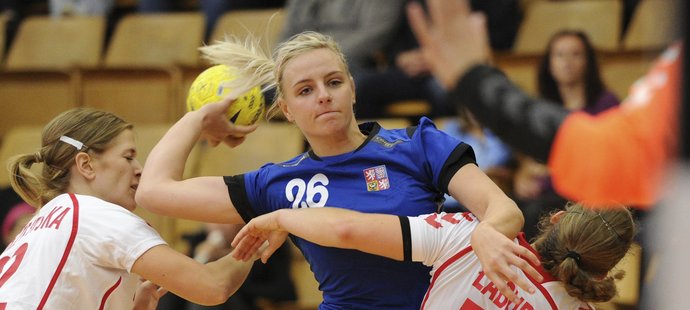 Česká házenkářka Markéta Jeřábková v utkání proti Polsku na turnaji v Chebu.