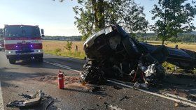 Tragédie u Hazlova: Řidič po nárazu do stromu vyletěl z auta! Na místě zemřel