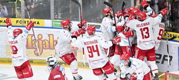 Sparta - Třinec 2:3p. Roman rozhodl v čase 121:46! Zápis do dějin