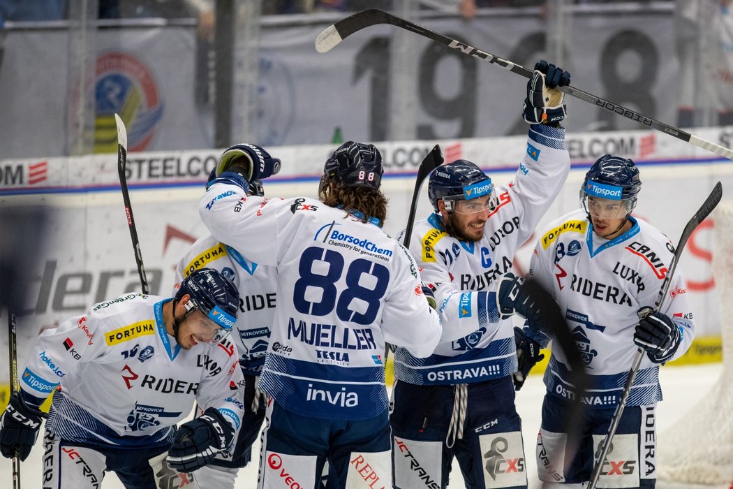 Radost vítkovických hokejistů v souboji s Olomoucí