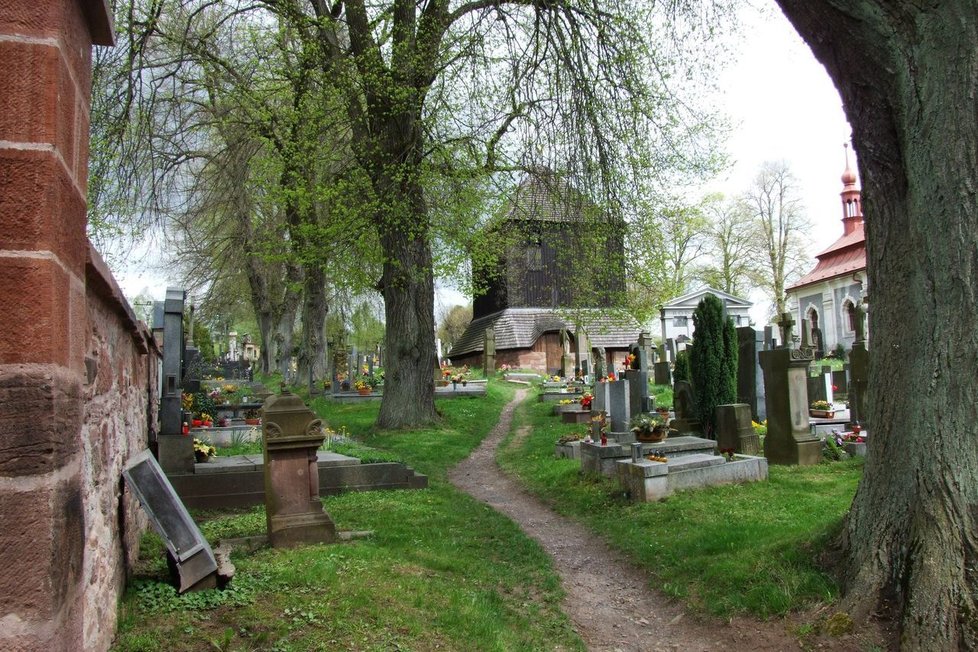 Jedním ze hřbitovů, které si muž vyhlédl, byl tento v Lomnici nad Popelkou