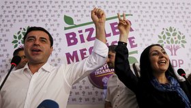 Takhe Demirtaş a Yüksekdagová oslavovali červnový úspěch ve volbách.