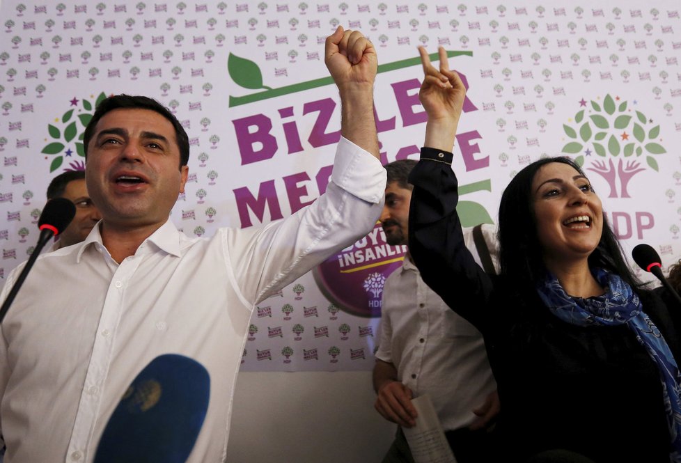 Takhe Demirtaş a Yüksekdagová oslavovali červnový úspěch ve volbách.