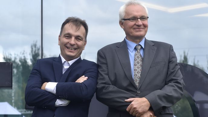 Radomír Prus (vlevo), hlavní akcionář havířovské továrny na baterie HE3Da, má co vysvětlovat. Na snímku je s konstruktérem baterie Janem Procházkou.