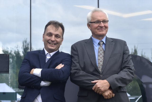 Radomír Prus (vlevo), hlavní akcionář havířovské továrny na baterie HE3Da, má co vysvětlovat. Na snímku je s konstruktérem baterie Janem Procházkou.