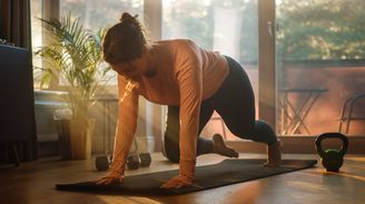 Jak začít pravidelně cvičit? Pomůže chůze na čerstvém vzduchu i kamarádka Jak začít pravidelně cvičit? Pomůže chůze na čerstvém vzduchu i kamarádka