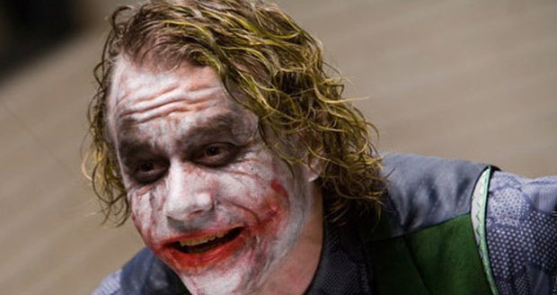 Heath Ledger jako Joker ve filmu Temný rytíř je nenahraditelný.