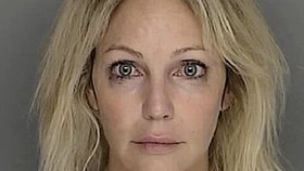 Heather Locklear, jak ji policie vyfotila po dopravním přestupku v roce 2008.