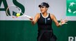 Heather Watson v akci během prvního kvalifikačního kola grandslamového tenisového turnaje Roland Garros 2023.