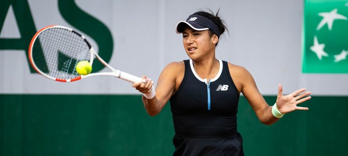 Heather Watson v akci během prvního kvalifikačního kola grandslamového tenisového turnaje Roland Garros 2023.