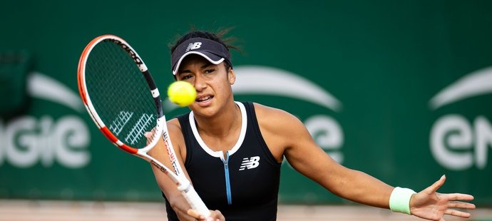 Heather Watson v akci během prvního kvalifikačního kola grandslamového tenisového turnaje Roland Garros 2023.