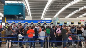 Britská letiště Heathrow a Gatwick, která obsluhují Londýn, se v pátek potýkala se zpožděními (26.7.2019)