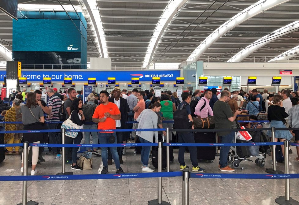 Britská letiště Heathrow a Gatwick, která obsluhují Londýn, se v pátek potýkala se zpožděními (26.7.2019)