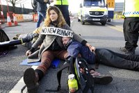 Aktivisté blokovali dálnici kvůli rozšíření londýnského letiště. Skončili v poutech