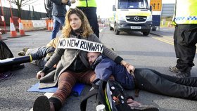 Zatýkání demonstrantů u letiště v Heathrow