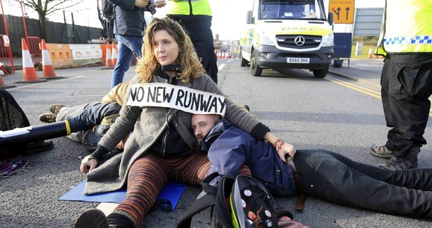 Aktivisté blokovali dálnici kvůli rozšíření londýnského letiště. Skončili v poutech