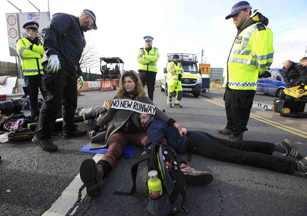 Zatýkání demonstrantů u letiště v Heathrow