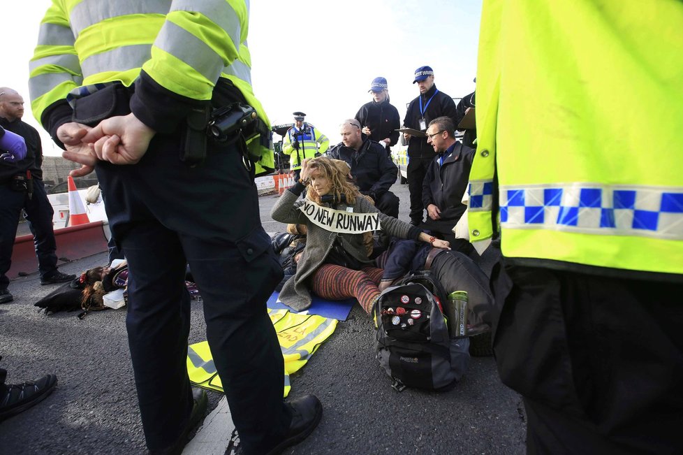 Zatýkání demonstrantů u letiště v Heathrow