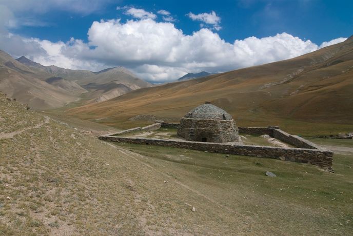 Starý karavanseráj u historické části Hedvábné stezky v Kyrgystánu