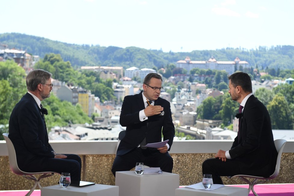 Český premiér Petr Fiala (ODS) a slovenský premiér Eduard Heger v pořadu Otázky Václava Moravce (3.7.2022)