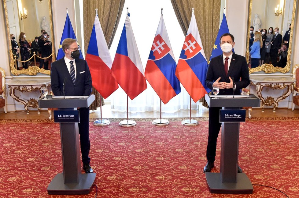Premiér Petr Fiala (ODS) na první zahraniční cestě na Slovensku: Tisková konference s premiérem Eduardem Hegerem (11.1.2022)