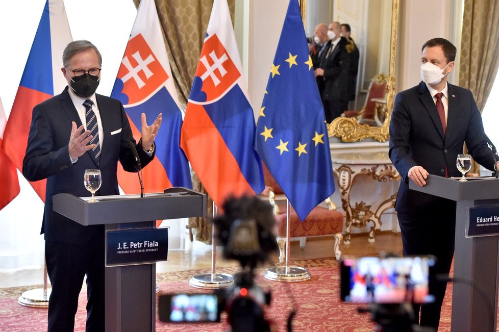 Premiér Petr Fiala (ODS) na první zahraniční cestě na Slovensku: Tisková konference s premiérem Eduardem Hegerem (11.1.2022)