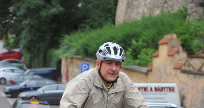 Jezdit do práce na kole je podle Hegera v Praze rychlejší než využívat auto či MHD