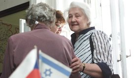 Herečka Antonie Hegerlíková převzala za svého manžela od izraelského velvyslance Arthura Avnona medaili „Spravedliví mezi národy“ za záchranu židovských občanů