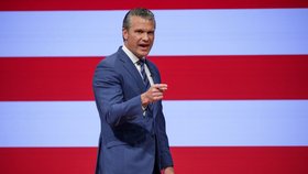 Pete Hegseth před armádními veliteli bouřil proti tlustým a jiným nežádoucím generálům (30. 9. 2026).