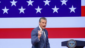 Pete Hegseth před armádními veliteli bouřil proti tlustým a jiným nežádoucím generálům (30. 9. 2026).