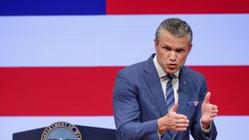 Pete Hegseth před armádními veliteli bouřil proti tlustým a jiným nežádoucím generálům (30. 9. 2026).