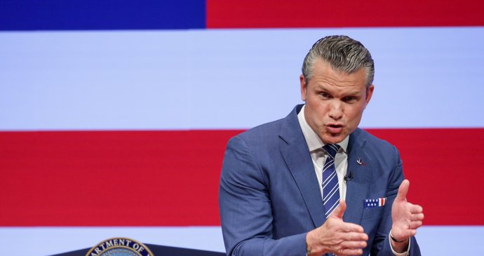 Pete Hegseth před armádními veliteli bouřil proti tlustým a jiným nežádoucím generálům (30. 9. 2026).