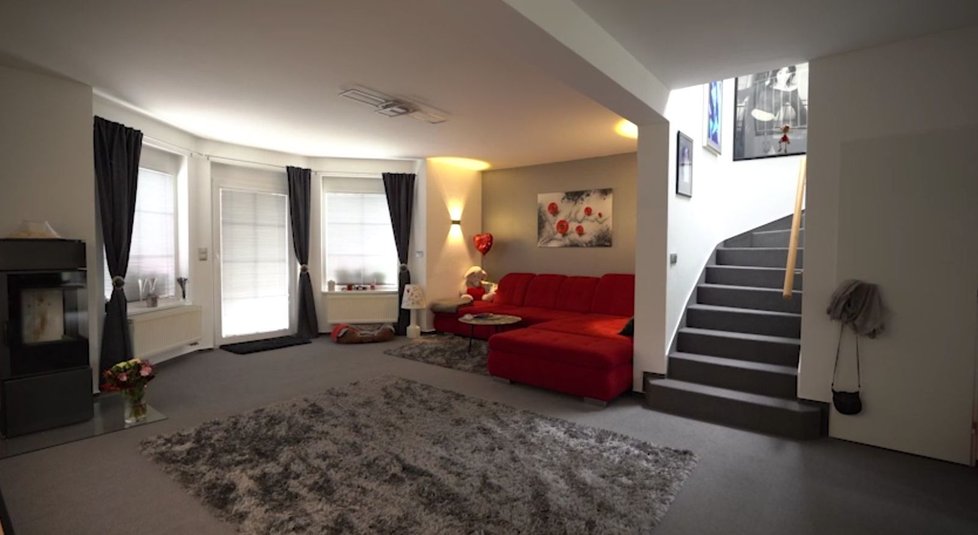 Prostorný obývací pokoj s červenou sedačkou