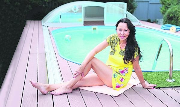 Současná vedra Heidi snáší jakž takž díky bazénu, který jí manžel Ivo nechal na zahradě zbudovat.