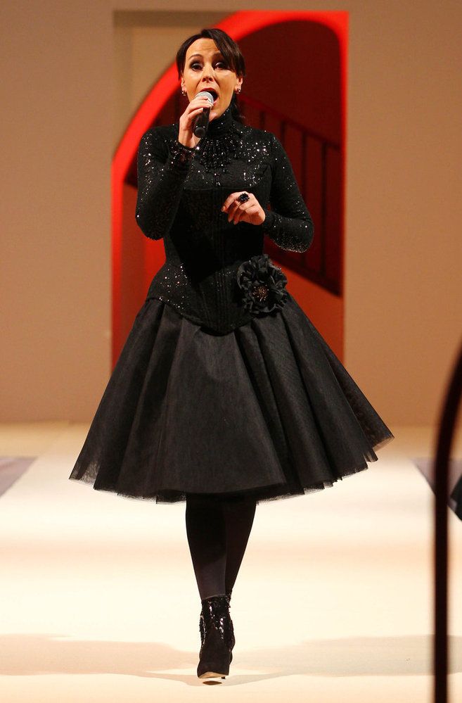 Na konci roku 2010 postavu maskovala širokou sukní