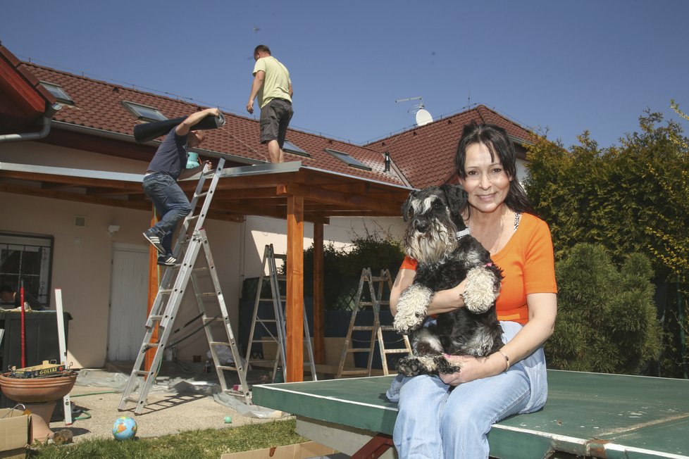 Heidi Janků o víkendu pracovala na stavbě nové pergoly.