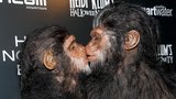 Modelka a zpěvák si dávají opičí pusu: Poznáte je? 