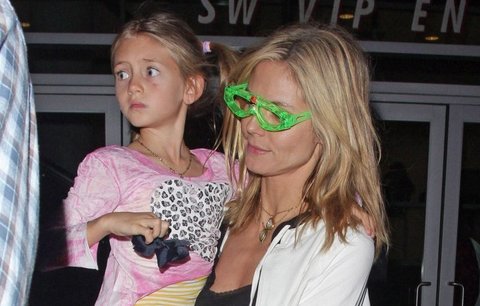 Heidi Klum má smysl pro humor, z koncertu odešla v zelených brýlích