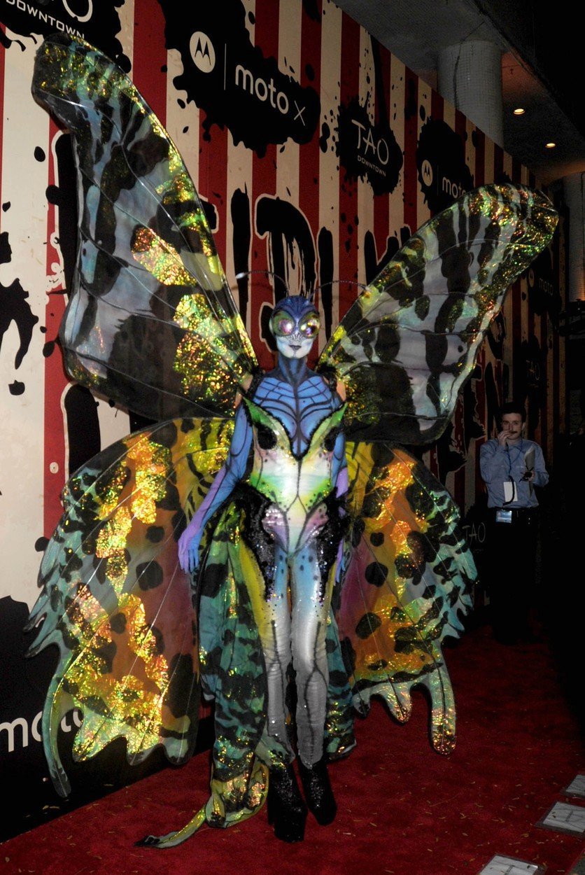 Heidi Klum ukrytá do kostýmu motýly (2014)