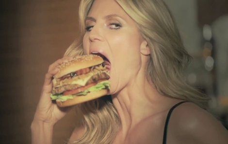 Heidi v reklamě na rychlé občerstvení zblajzla celý burger.