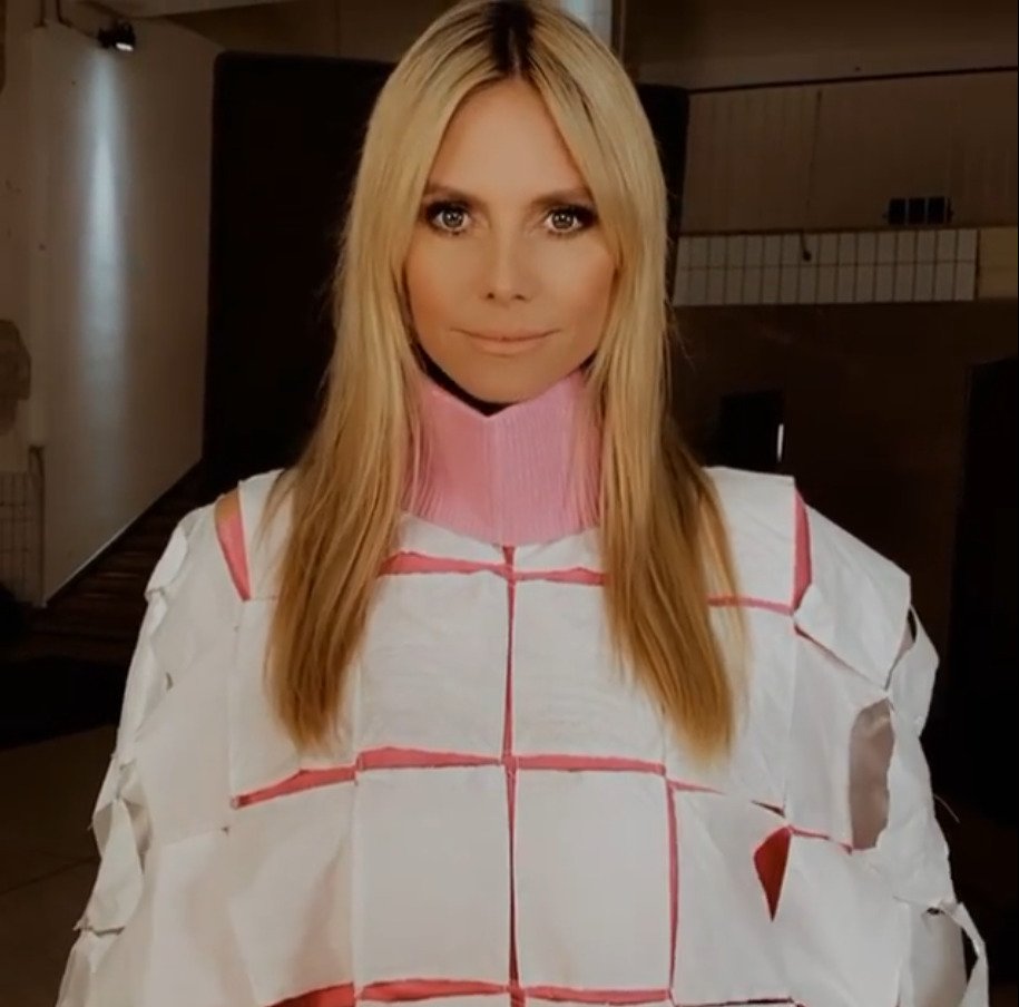 Heidi Klum v toaleťákové róbě vyšpulila zadeček.