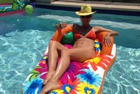 Provokatérka Heidi Klum: Sexy póza, bazén a chlast!