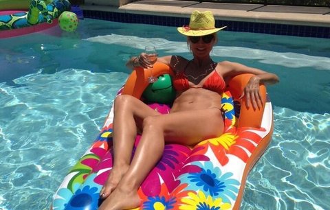 Provokatérka Heidi Klum: Sexy póza, bazén a chlast!
