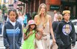 Modelka Heidi Klum v New Yorku s dětmi    - jmenují se Lou Sulola Samuel, Johan Riley Fyodor Taiwo Samuel a Henry Gunther Ademola Dashtu Samuel