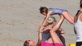Heidi Klum vyklouzlo prso, když zachraňovala syna a chůvy: Koupím si vetší plavky!