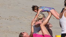 Heidi Klum si na pláži hrála s dětmi