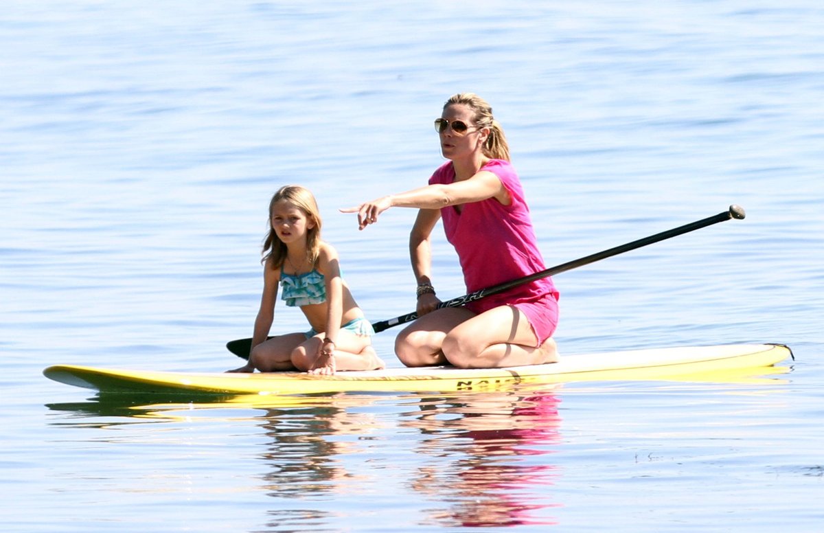 Heidi na surfu s dcerou Leni.