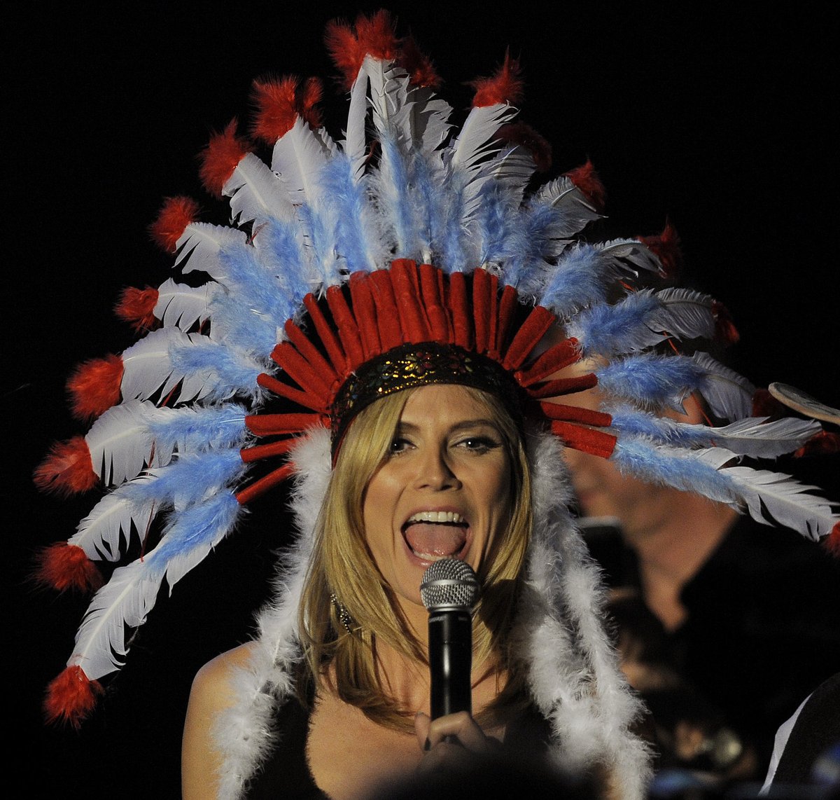 Blonďatá indiánka Heidi zazpívala na charitativní akci.